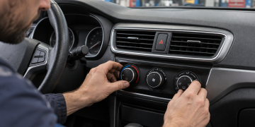 Comenzile climatizării și gurile de ventilație ale unei mașini